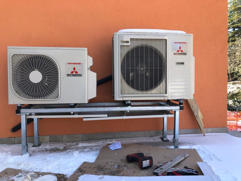 Unità esterna di climatizzazione montata sulla parete di una casa a Bologna